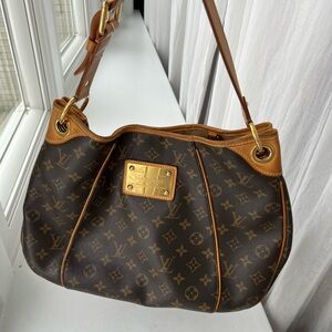 Louis Vuitton Galleria PM Shoulder Bag